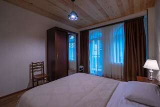 Гостевой дом Guesthouse David Zhorzholiani Местиа Двухместный номер с 1 кроватью, вид на сад-1