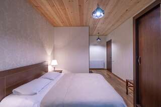 Гостевой дом Guesthouse David Zhorzholiani Местиа Двухместный номер с 1 кроватью и балконом-4